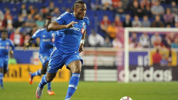 
                <strong>Angriff: Didier Drogba (Montreal Impact)</strong><br>
                Angriff: Didier Drogba (Montreal Impact). Der Ivorer ist nicht nur beim FC Chelsea ein Superstar, sondern mittlerweile auch bei seinem neuen Klub Montreal Impact, bei dem er seit 2015 in der MLS spielt. Bereits in seinem zweiten Spiel für Montreal erzielte Drogba einen Hattrick. In elf Spielen kam er auf sensationelle elf Tore. Didier Drogba ist ein Phänomen - und das im Alter von 37 Jahren.
              