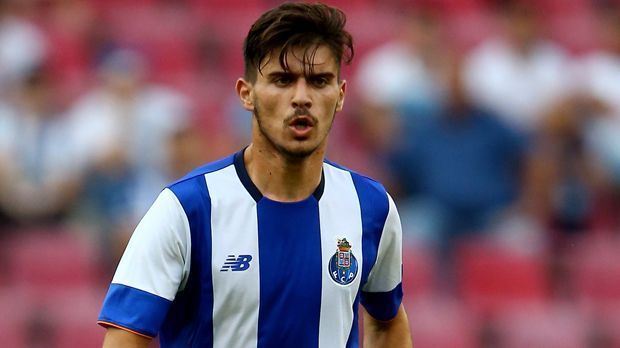 
                <strong>Mittelfeld: Ruben Neves (FC Porto)</strong><br>
                Mittelfeld: Ruben Neves (FC Porto). Neves gelingt mit 17 Jahren und 155 Tagen ein Tor für Porto. Damit ist er der jüngste Torschütze in der Geschichte der portugiesischen Liga. Außerdem ist er im Alter von 18 Jahren und 221 Tagen für Porto gegen Maccabi Tel Aviv als Kapitän aufgelaufen. Damit brach Ruben Neves den Rekord von Rafael van der Vaart, als jüngster Kapitän der Champions League aller Zeiten.
              