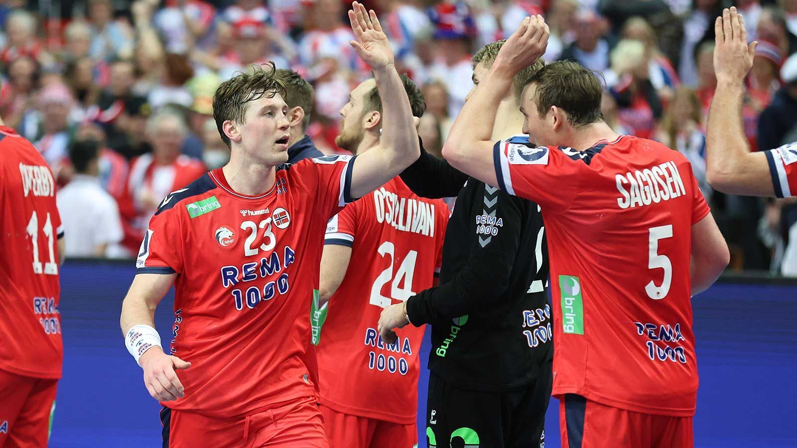 <strong>Norwegen profitiert vom Kolstad-Block</strong><br>Ein weiterer Vorteil: Im Sommer kehrten sieben Spieler aus dem EM-Kader heim nach Norwegen, wo sie allesamt für Kolstad spielen – darunter Stars wie Sagosen, Goran Johannessen und Magnus Rod. Wie gut das funktionieren kann, zeigten die Norweger im Test gegen Handball-Macht Dänemark, wo sie einen 21:26-Rückstand noch in ein 27:27 verwandelten.