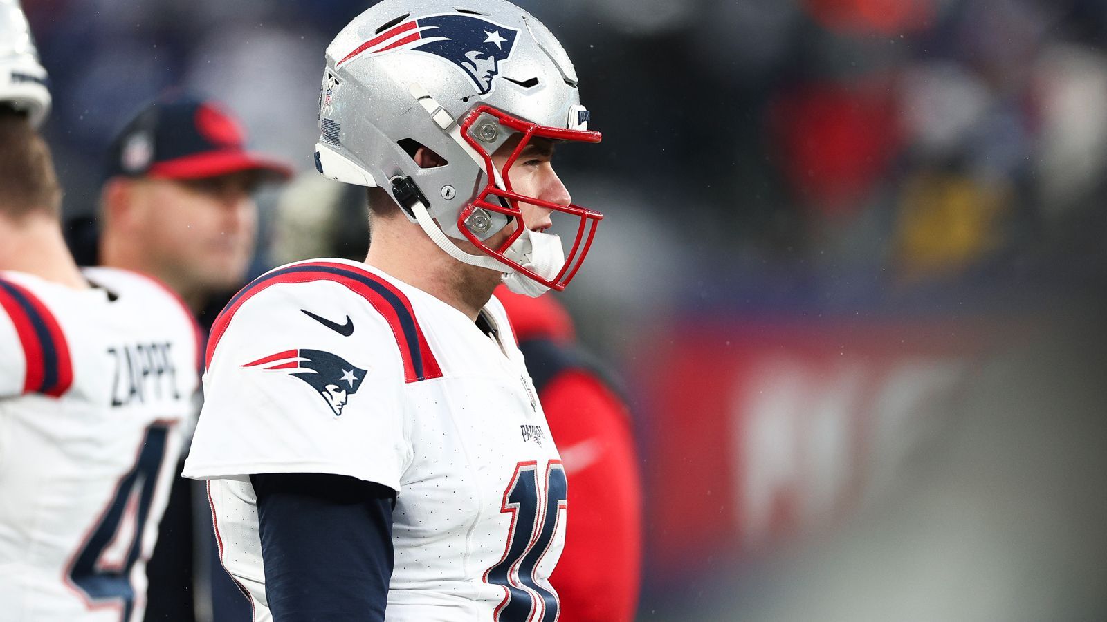 <strong>Verlierer: Mac Jones (New England Patriots)</strong><br>"Bailey Zappe is now in at Quarterback" - ein Satz, den der Patriots-Admin auf "X" wohl schon auf der Kopiertaste hat. Wir treten ungern auf am Boden Liegenden rum. Und nein, Mac Jones ist nicht der alleinige Grund für die Patriots-Situation und das 7:10 gegen die New York Giants. Doch er spielte wieder sehr, sehr schwach, das QB-Rating betrug 27,8.