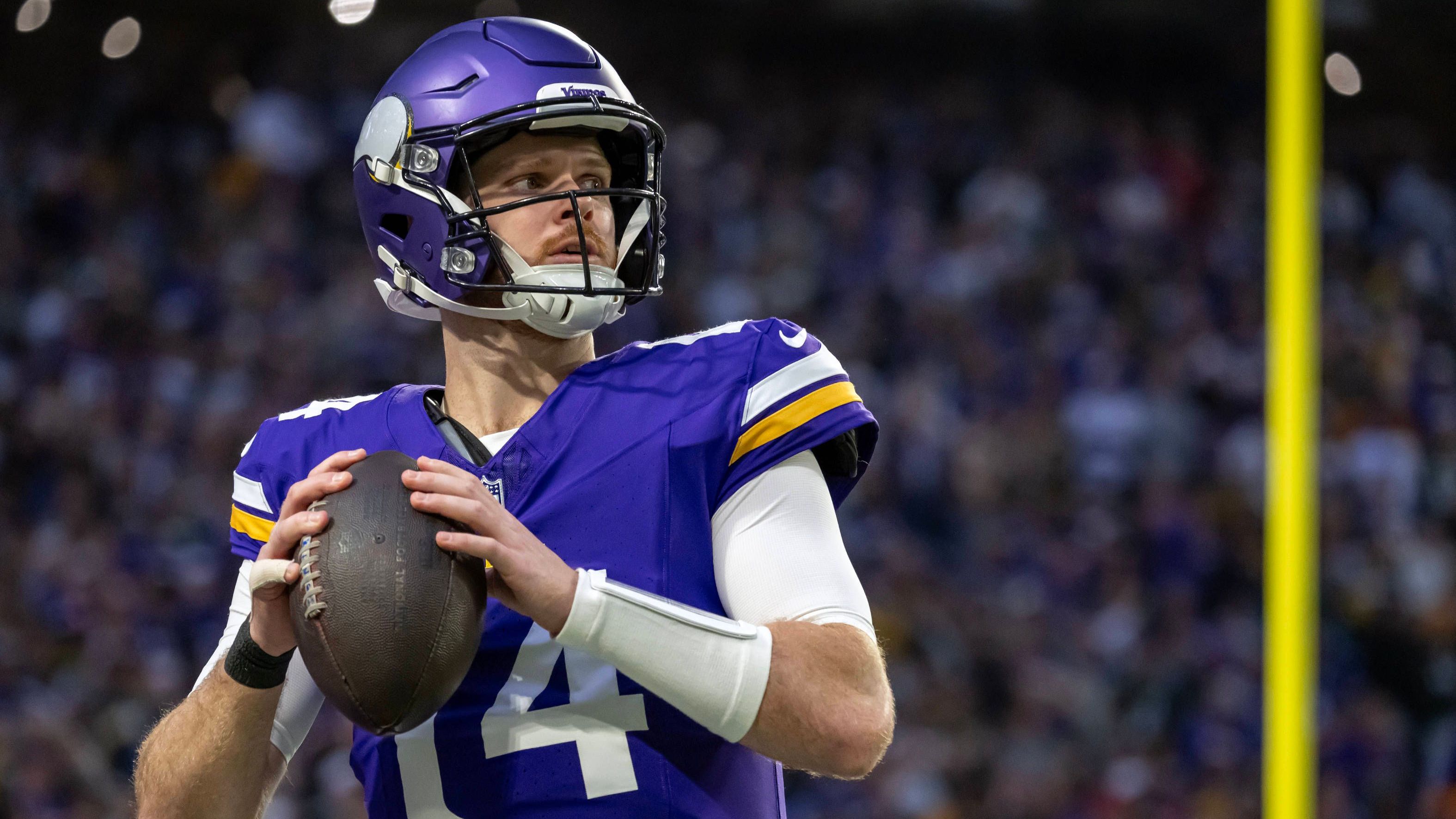 <strong>Comeback Player of the Year: Sam Darnold (Quarterback, Minnesota Vikings)</strong><br>Bei den Wettquoten liegt Joe Burrow in dieser Kategorie weit vorne, doch die Story um Sam Darnold ist einfach zu gut, um sie zu ignorieren. Eigentlich war er als kurzfristige Übergangslösung eingeplant, bis Rookie J.J. McCarthy bereit ist. Dieser fiel aber das gesamte Jahr aus und Darnold spielte plötzlich aus dem Nichts die beste Saison seiner Karriere.