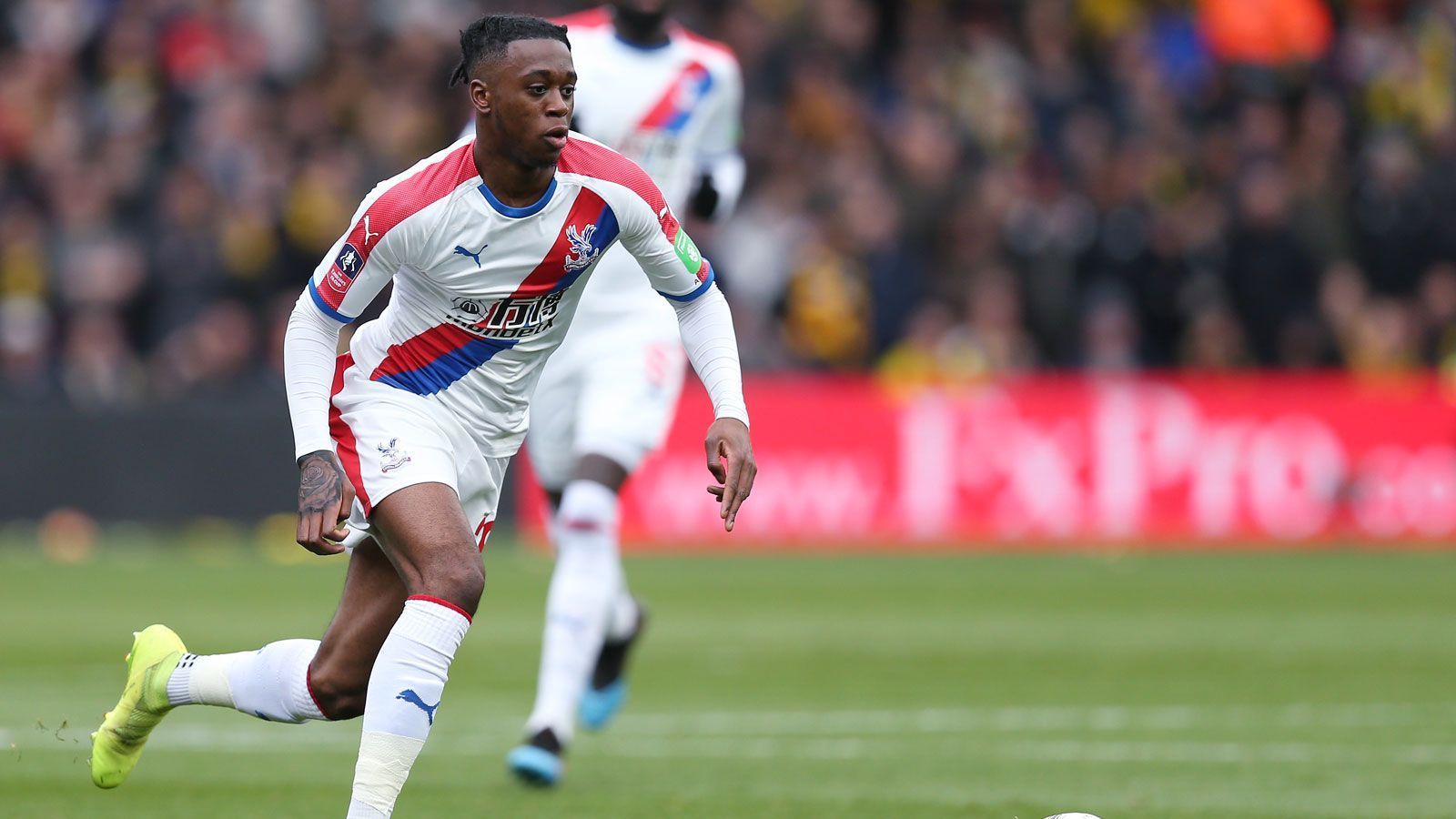 
                <strong>Aaron Wan-Bissaka (Crystal Palace)</strong><br>
                Der dritte im Bunde der englischen Jung-Stars ist Rechtsverteidiger Aaron Wan-Bissaka. Zwar will Crystal Palace den U21-Nationalspieler eigentlich halten, doch United hofft auf ein Umdenken, wenn der Preis stimmt. Laut "Daily Mail" soll der 21-Jährige rund 40 Millionen Pfund (47 Millionen Euro) kosten. Und davon ist er auch jeden Penny wert. Denn in den europäischen Top-Ligen hat kein Spieler eine bessere Zweikampfquote als Wan-Bissaka. 
              