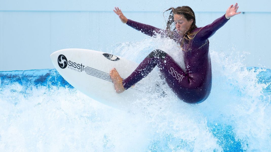 Surferin Camilla Kemp startet bei den Olympischen Spielen 2024.