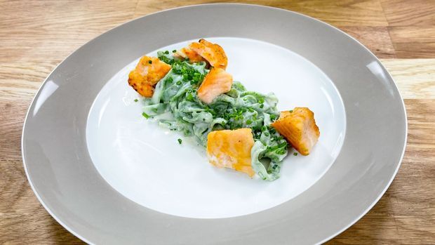 Lachswürfel mit grünen Bandnudeln und Schnittlauchsauce