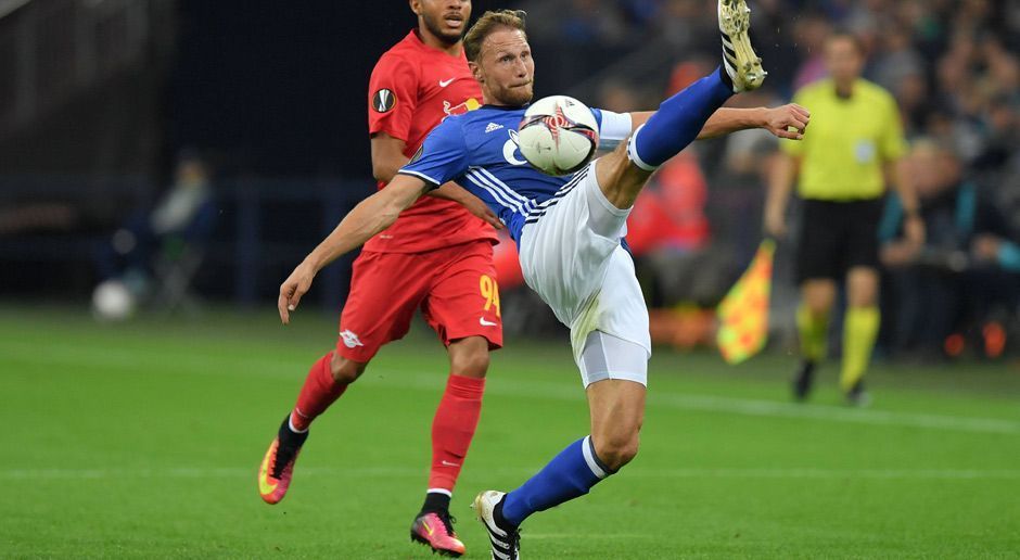 
                <strong>Benedikt Höwedes</strong><br>
                Benedikt Höwedes: Offensiv mit ein paar Fehlpässen. Fand wie die restliche Abwehr häufig keine Anspielstation und spielte den Ball zurück zu Fährmann. Das sorgte in der ersten Halbzeit nach dem x-ten Mal für Pfiffe der eigenen Fans in der Veltins Arena. Defensiv blieb er fehlerfrei und war gewohnt zweikampfstark. In der zweiten Halbzeit wurde seine eigentlich ungefährliche Flanke von Caleta-Car abgefälscht, Walke wurde auf dem falschen Fuß erwischt – 2:0! Wenige Minuten später konnte Walke einen gefährlichen Kopfball von ihm abwehren. Dann erzielte der S04-Kapitän artistisch das 3:0, obwohl der Ball schon vorher hinter der Linie war. Das übersahen die Schiedsrichter. Somit war sein energischer Einsatz wichtig. Ein Kapitän, wie man ihn zu Krisenzeiten braucht! ran-Note: 2+
              