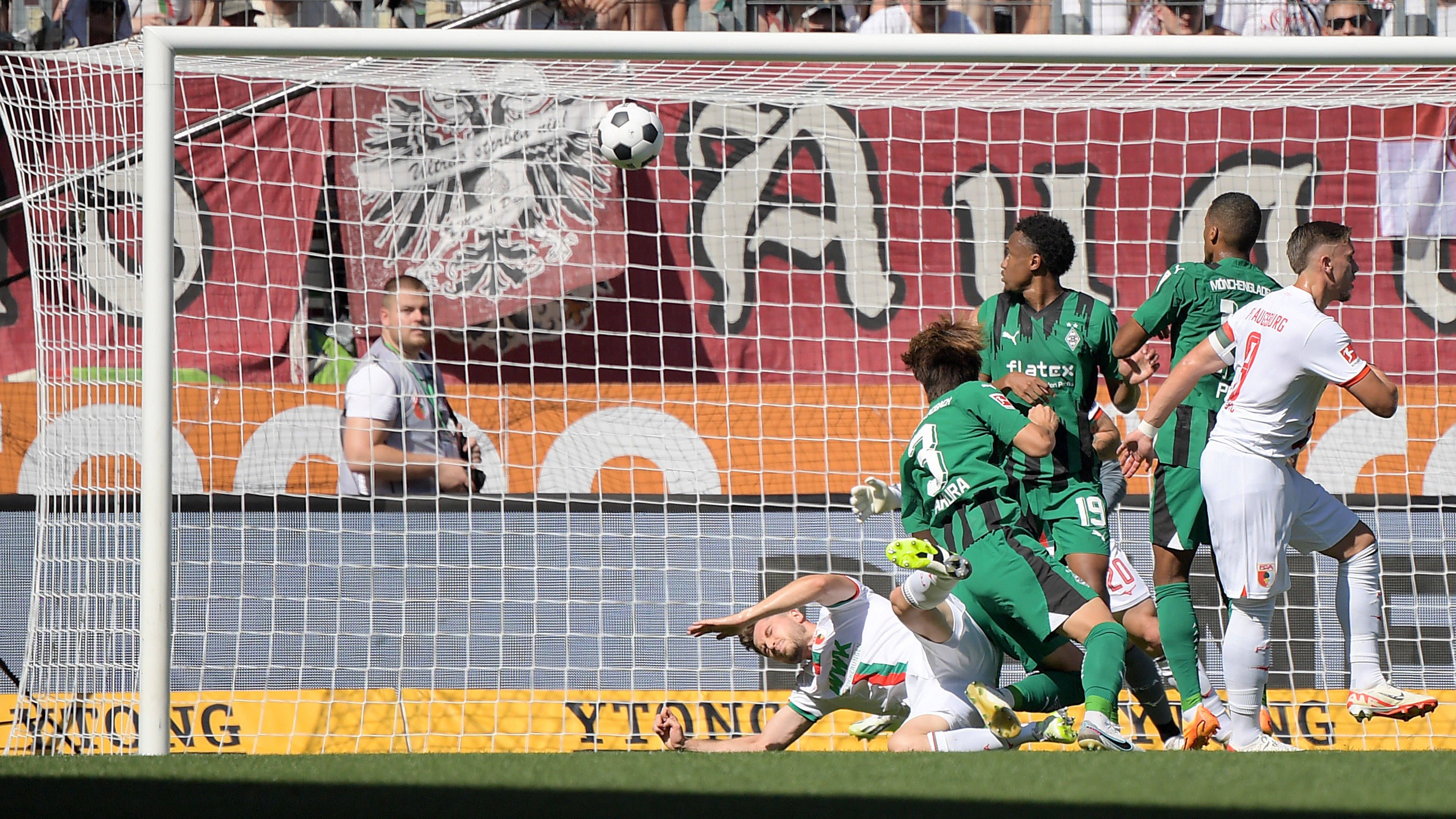 <strong>1. Spieltag: Historisches Torfestival in Augsburg<br></strong>Das Duell zwischen dem FC Augsburg und Borussia Mönchengladbach war an Unterhaltung kaum zu überbieten. Am Ende trennten sich die beiden Teams am 1. Spieltag mit einem 4:4-Unentschieden und stellten damit einen Bundesliga-Rekord ein. Erst zum zweiten Mal fielen in einer Partie am 1. Spieltag acht Treffer. Zuvor war dies beim 8:0-Sieg des FC Bayern gegen Schalke in der Saison 2020/21 der Fall. (Quelle: twitter@optafranz)