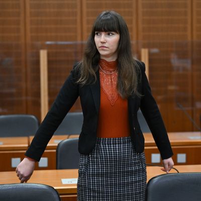 Carla Hinrichs, Klimaaktivistin der Letzten Generation, soll im Jahr 2022 eine Frankfurter Straße blockiert und sich während des Protests festgeklebt haben. 