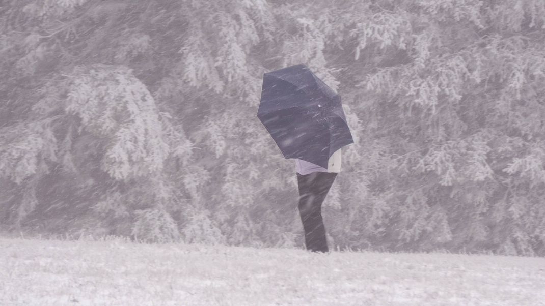 Der Winter ist da. Nachdem es schon erste Flocken im Erzgebirge gegeben hat, greift der Winter nun voll an.