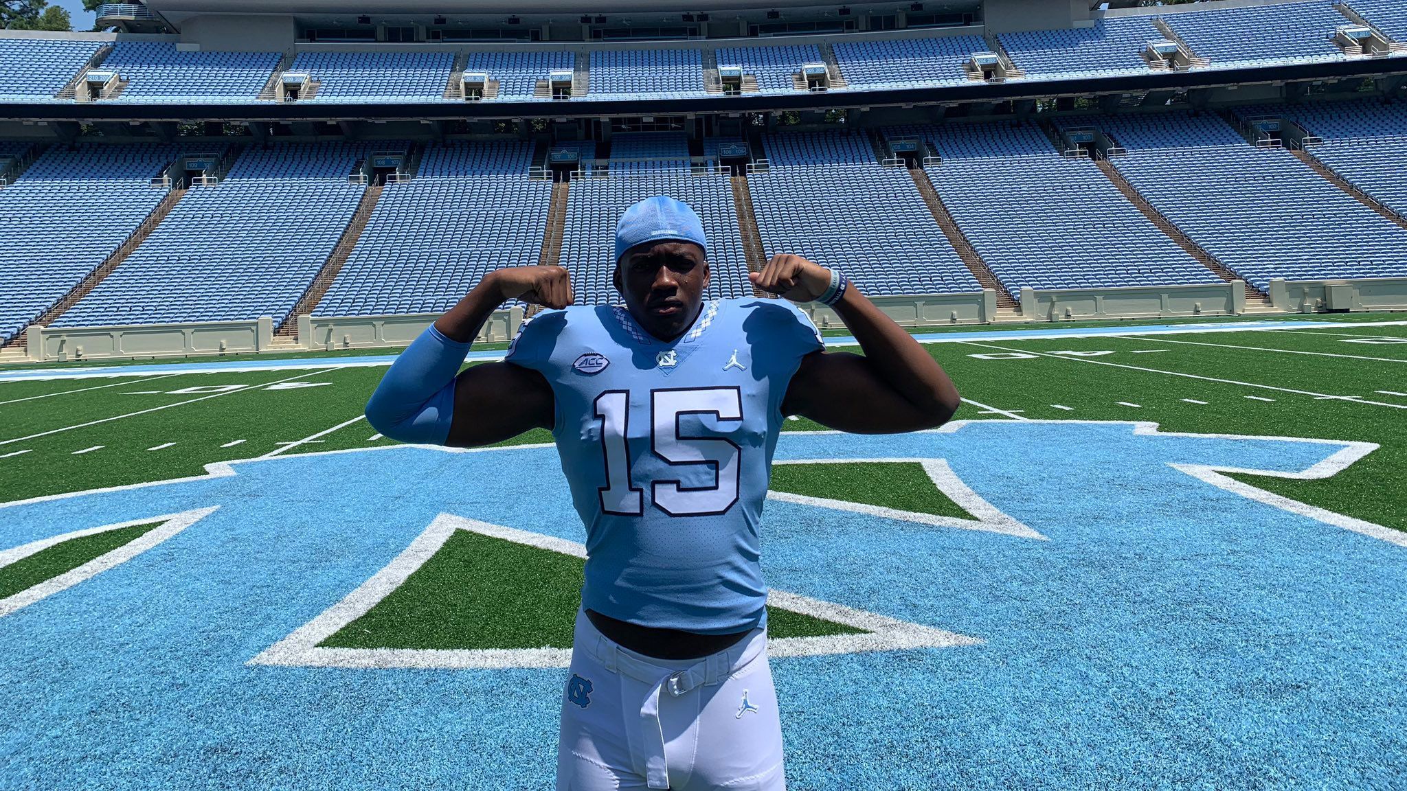 
                <strong>Platz 8: Keeshawn Silver (North Carolina Tar Heels)</strong><br>
                Keeshawn Silver könnte gleich in doppelter Hinsicht ein Gewinn für die North Carolina Tar Heels sein. Der Defensive End, der im Bundesstaat North Carolina geboren wurde, entschied sich trotz Angeboten von nahezu allen Top-Colleges für die Tar Heels. Dort will er nun neben Football auch Basketball spielen. Mit seinen 1,95 Meter und 115 Kilogramm gilt Silver als absoluter Top-Athlet, der schon an der Rocky Mount High School in beiden Sportarten brillierte.
              