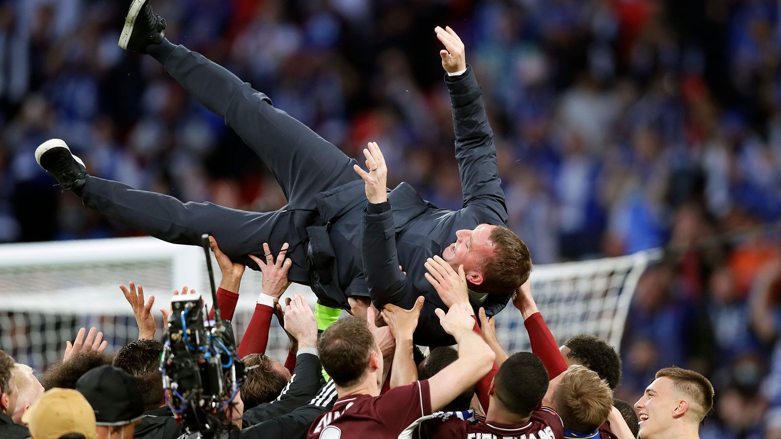 
                <strong>Titel-Premiere für Trainer Rodgers in England</strong><br>
                Leicesters frischgebackene Pokalsieger ließen den erfolgreichen Trainer Brendan Rodgers hochleben. Für den 48-jährigen Nordiren ist es überhaupt erst der erste Titel im englischen Klubfußball. Zuvor gewann er aber schon Meisterschaften und Landespokale mit dem schottischen Topklub Celtic Glasgow. 
              