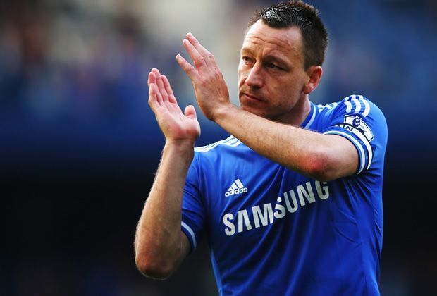 
                <strong>Rechte Innenverteidigung: John Terry (33, England, FC Chelsea)</strong><br>
                Routine in der Abwehrzentrale: John Terry bekommt 40 Prozent der Stimmen. Der Kapitän des FC Chelsea war noch nie der schnellste, überzeugt aber durch Zweikampfstärke - und erobert so die Herzen der Fans. Geschlagen auf dem Silberrang: Liverpools Martin Skrtel (29 Prozent).
              