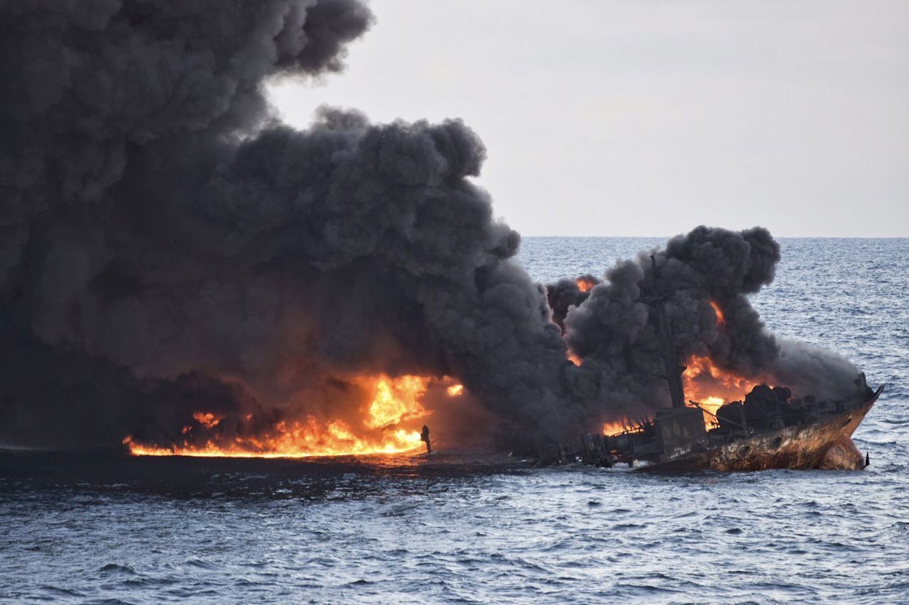 Sanchi: Im Ostchinesischen Meer stößt der iranische Tanker "Sanchi" 2018 unter der Flagge Panamas mit einem Getreidefrachter zusammen. Da die chinesischen Behörden mauerten, ist nicht klar, wieviel Öl wirklich auslief. Beobachtende sprechen von drei bis vier großen Öl-Teppichen. Der Tanker sank. 