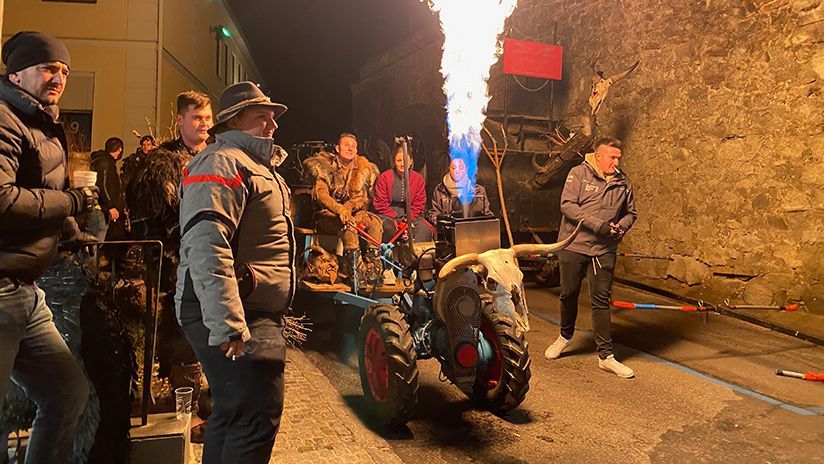 Perchten sind ein mystischer Brauchtum. Vor allem in der Advent- und Weihnachtszeit sind sie auf Österreichs Straßen bei sogenannten Perchtenläufen zu sehen.