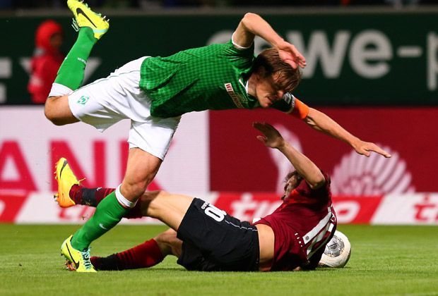 
                <strong>Werder Bremen - Hannover 96 3:2</strong><br>
                Im letzten Duell des 11. Spieltags schenken sich Werder Bremen und Hannover 96 keinen Meter. Im Norden geht es auf und ab - es entwickelt sich ein unterhaltsames Spiel
              
