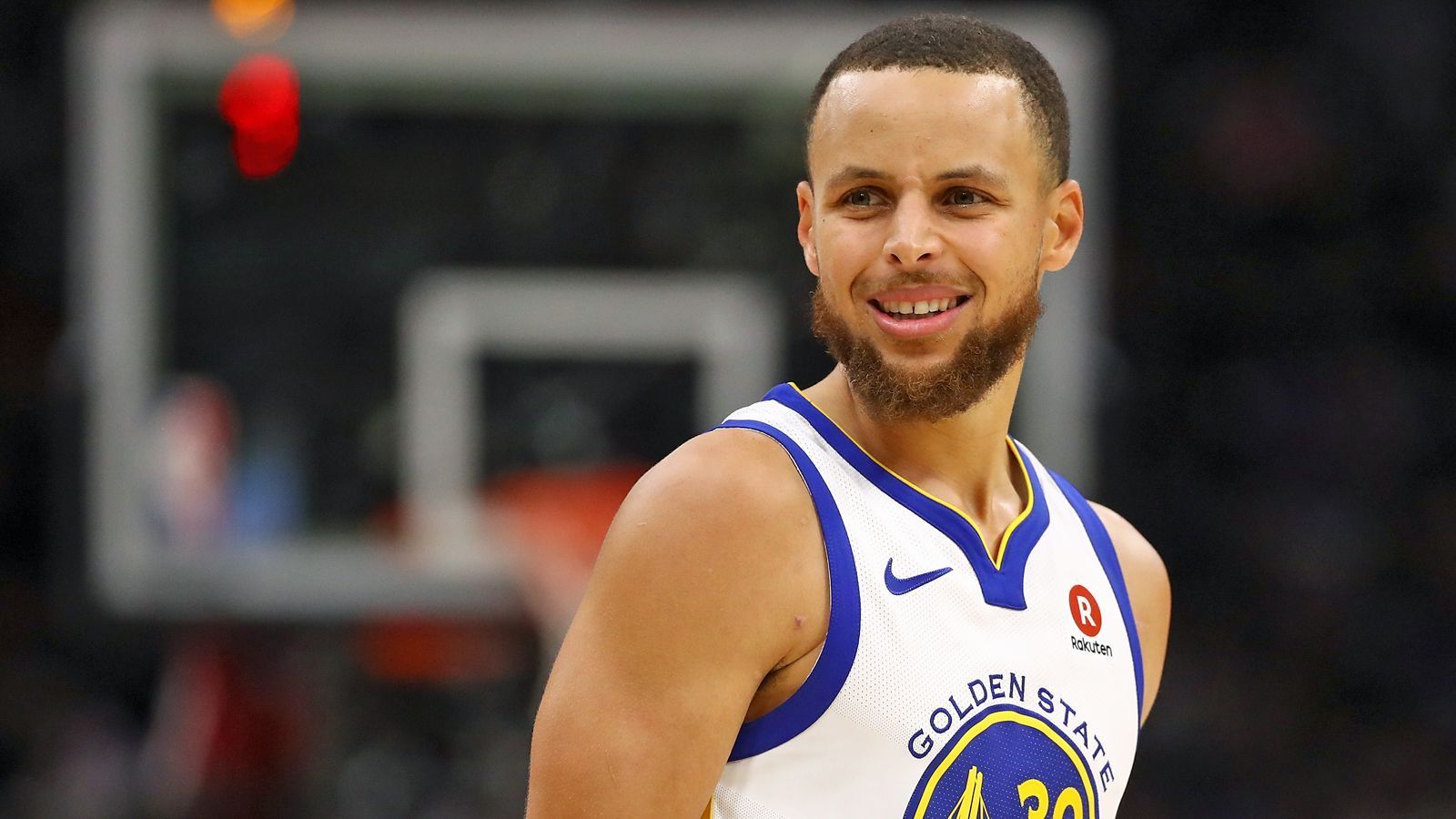 
                <strong>Platz 9: Stephen Curry, Golden State Warriors</strong><br>
                2017/18 Stats: 26,4 Punkte/ 5,1 Rebounds/ 6,1 AssistsDer zweifache MVP wird auch in dieser Saison wieder um den Award mitspielen. Im Schatten von Kevin Durant und James Harden lieferte Curry zuletzt eine bockstarke Saison. Er versenkte 49,5 % seiner Würfe aus dem Feld und 42,3 % seiner Dreier. Der Point Guard ist einer der besten Shooter der NBA-Geschichte, wahrscheinlich sogar der Beste. Die Warriors werden 2019 wieder vorne mitspielen, der Teamerfolg würde für ihn sprechen. Was gegen Curry spricht, ist die Vielzahl der anderen Top-Stars bei den Warriors. Klay Thompson, Draymond Green, Kevin Durant, sowie der neuverpflichtete DeMarcus Cousins sind allesamt All-Stars und brauchen auch den Ball. Das heißt weniger Würfe für Curry, der aber auch bereitwillig den Vorbereiter gibt.
              