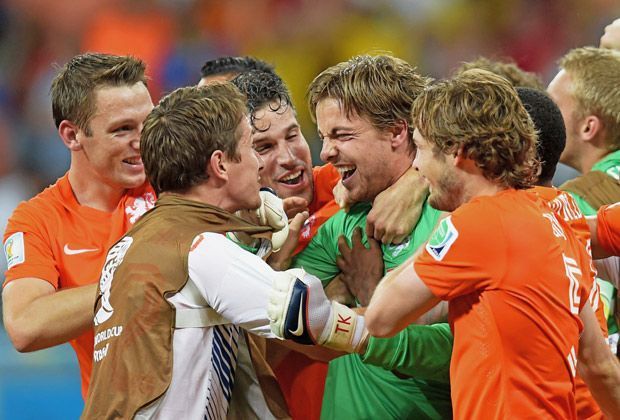 
                <strong>Tim Krul der Elfmeterkiller</strong><br>
                Was für ein genialer Schachzug von Louis van Gaal: In der Nachspielzeit der Verlängerung gegen Costa Rica tauschte er den Torhüter aus. Tim Krul hielt zwei Elfmeter und wurde zum gefeierten Helden. 
              