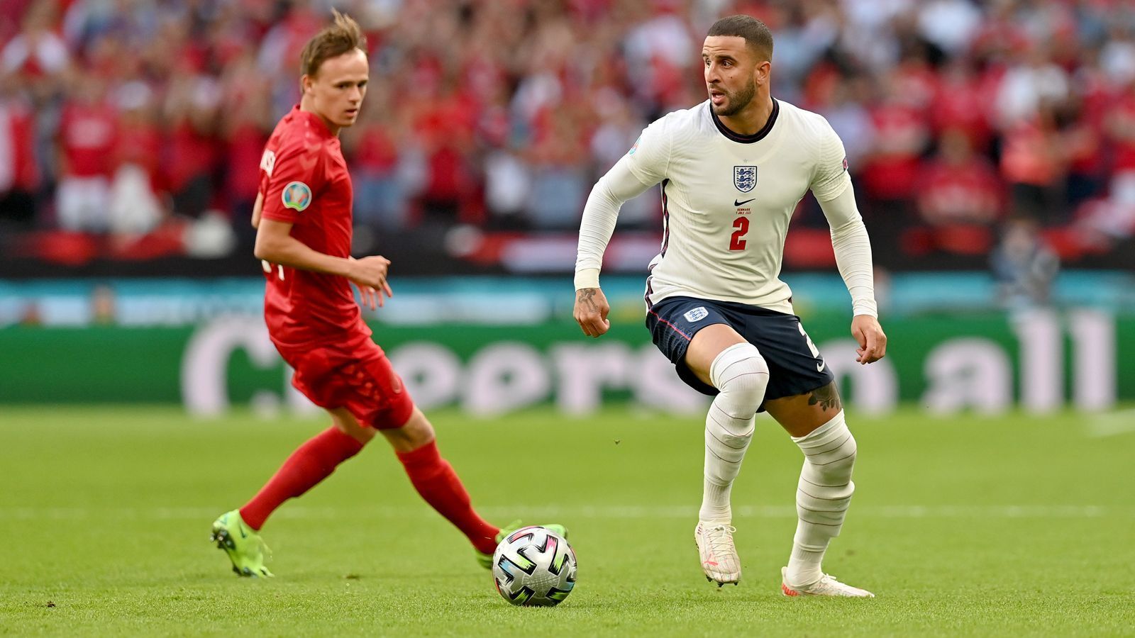 
                <strong>Kyle Walker (England)</strong><br>
                Gibt den defensiven Gegenpart zu Shaw. Verhindert durch seine Schnelligkeit gleich mehrmals einen dänischen Konter. Im weiteren Verlauf eine geräuschlose Partie des Routiniers, hin und wieder lässt er seine Erfahrung spielen. ran-Note: 3
              