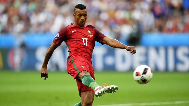 
                <strong>Nani (Portugal)</strong><br>
                Nani (Portugal): Der neue Offensivspieler des FC Valencia hatte nach einem langen Ball von Cedric schon in der vierten Minute die beste Torchance des Spiel – jagte den Ball aber deutlich über das französische Tor. Ansonsten im Sturmzentrum stets bemüht. Mehr aber (leider) auch nicht. ran-Note: 4.
              