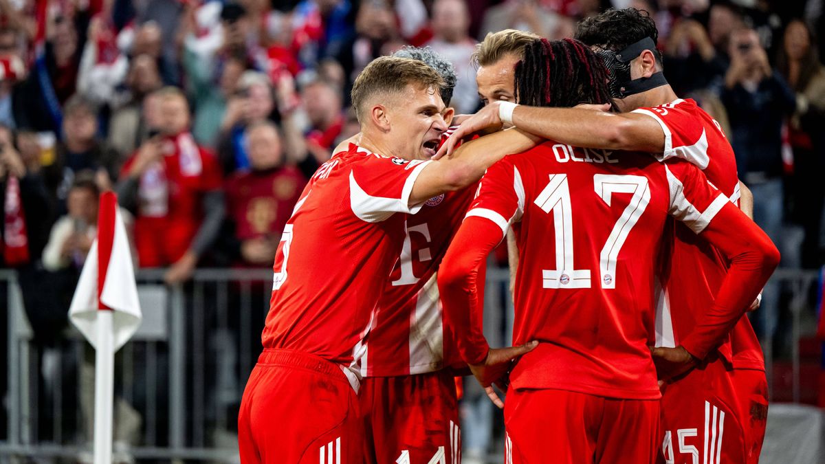 Joshua Kimmich (FC Bayern Muenchen, 06), Harry Kane (FC Bayern Muenchen, 09), Michael Olise (FC Bayern Muenchen, 17) und Team jubeln ueber das Tor zum 3:1, GER, FC Bayern Muenchen vs FC Chelsea FC,...