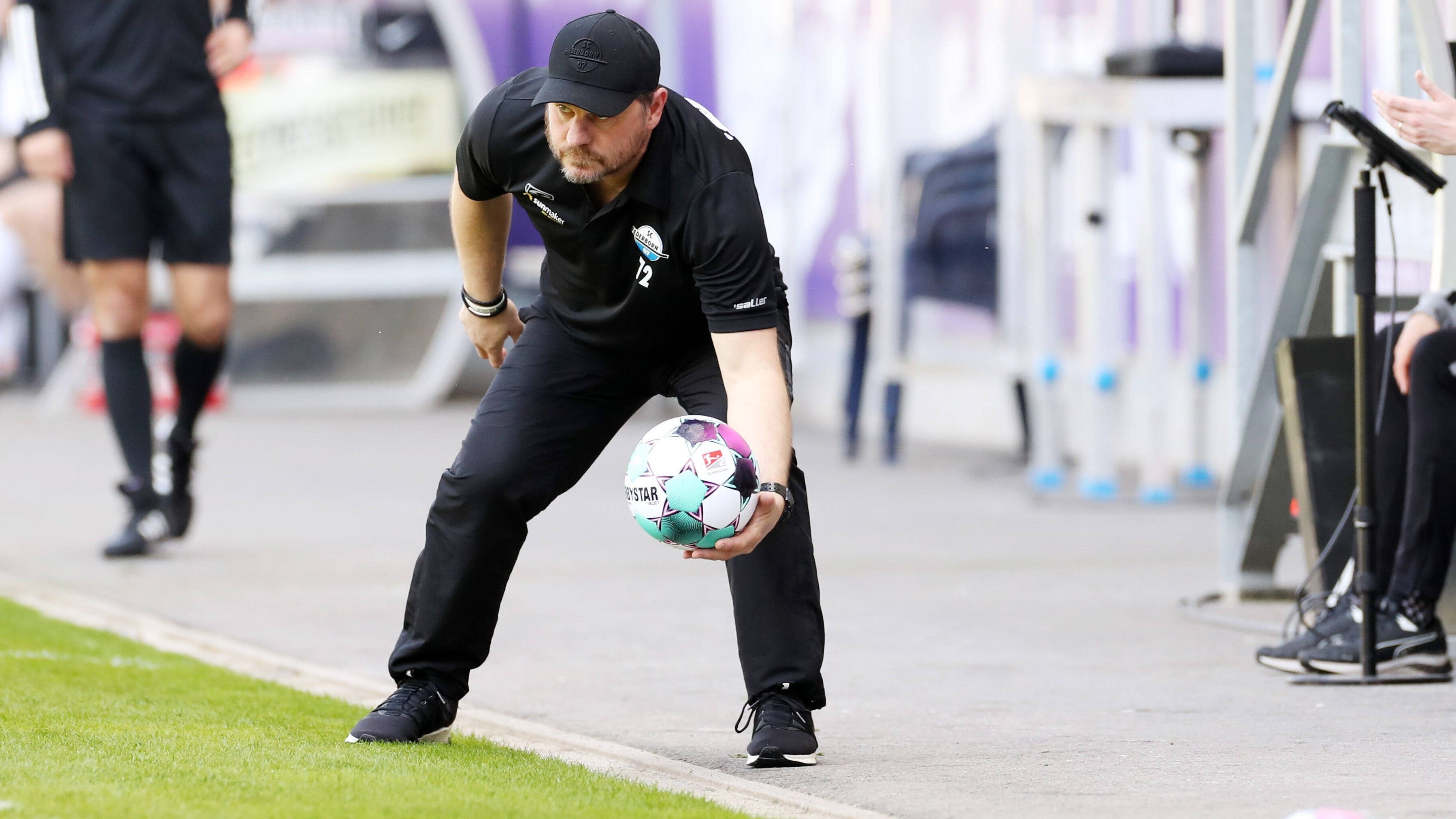 
                <strong>Steffen Baumgart (SC Paderborn)</strong><br>
                Bis vor Kurzem war ein heißer Kandidat noch Steffen Baumgart. Der Trainer hört nach der Saison beim SC Paderborn auf, entschied sich aber für ein Engagement beim 1. FC Köln. Ob er dann in der Bundesliga oder wieder in Liga zwei an der Seitenlinie auf- und abtigert, erfährt der Ex-Stürmer erst nach der Relegation.
              