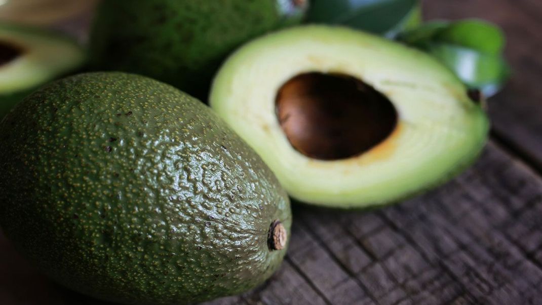 Die Avocado - das Superfood für Haut und Haar. Mit reichhaltigen Vitaminen fördert dieses Früchtchen die Zellerneuerung.