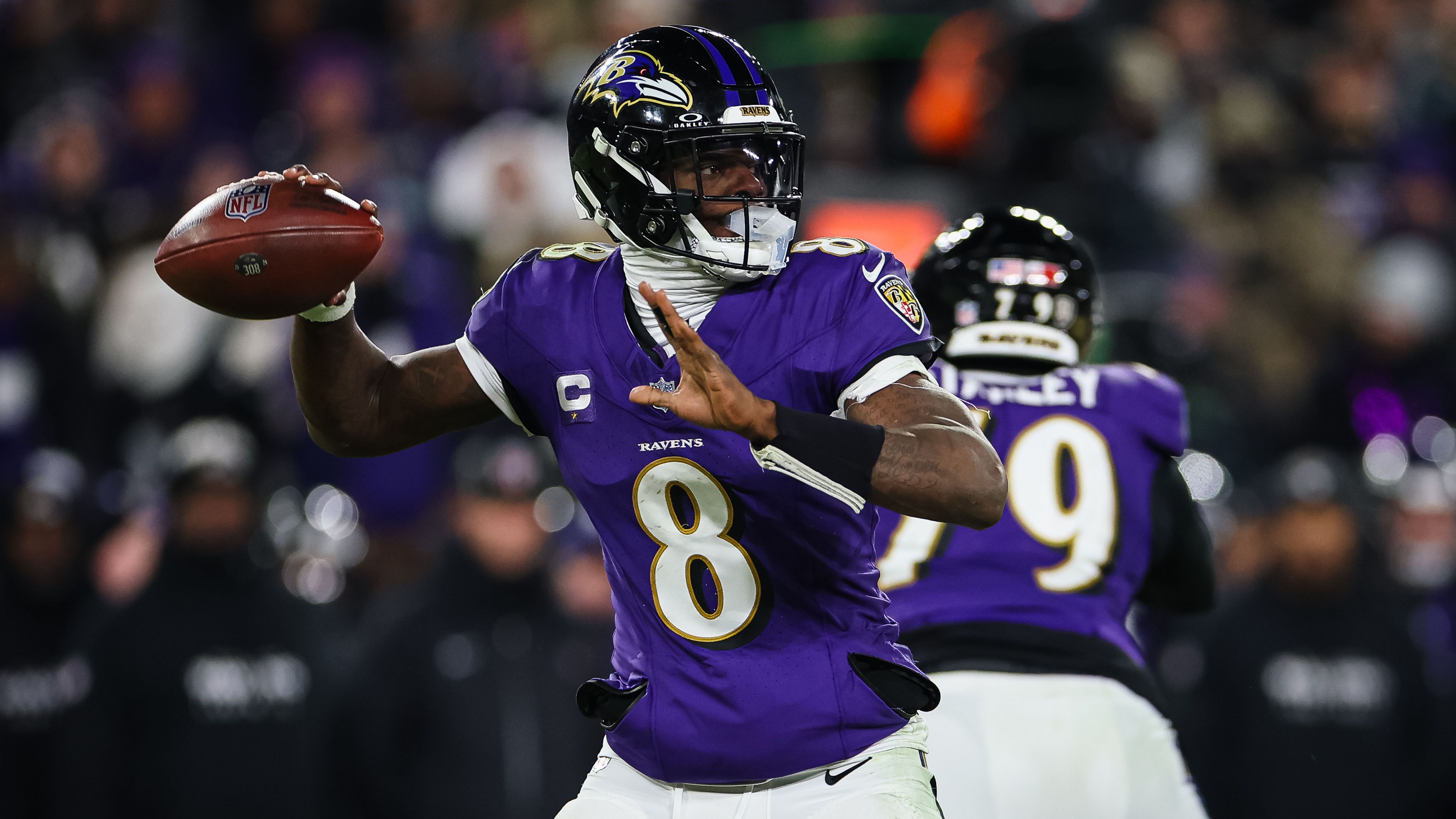 <strong>Platz 2: Lamar Jackson (Baltimore Ravens)</strong><br>Eigentlich ein geteilter Platz eins. Was soll Jackson noch besser machen? Er ist mobil, schnell, dynamisch, gut mit dem Arm und führt sein Team. In den großen Spielen fehlt vielleicht noch das eine Prozentchen.