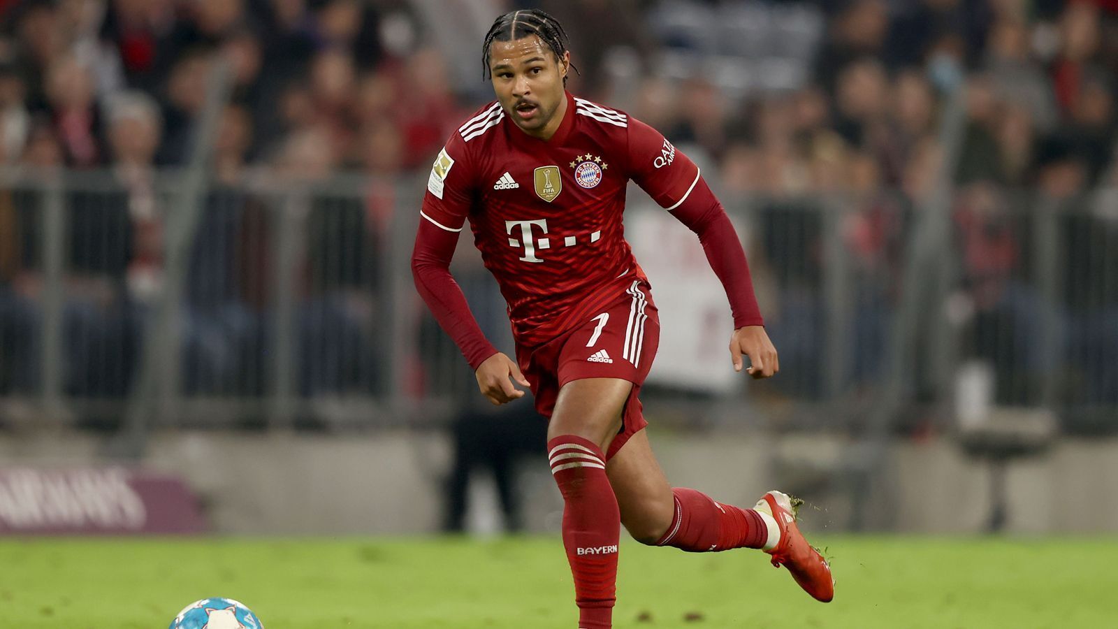 
                <strong>Serge Gnabry</strong><br>
                Wird in der 72. Minute für Sane eingewechselt und setzt gleich mal eine Duftmarke. Zieht in der 78. Minute freistehend einfach mal ab, trifft dabei haarscharf nur die Latte. Bleibt aber ein Aktivposten, wenn auch nicht ganz so auffällig wie sein Vorgänger Sane. ran-Note: 3
              