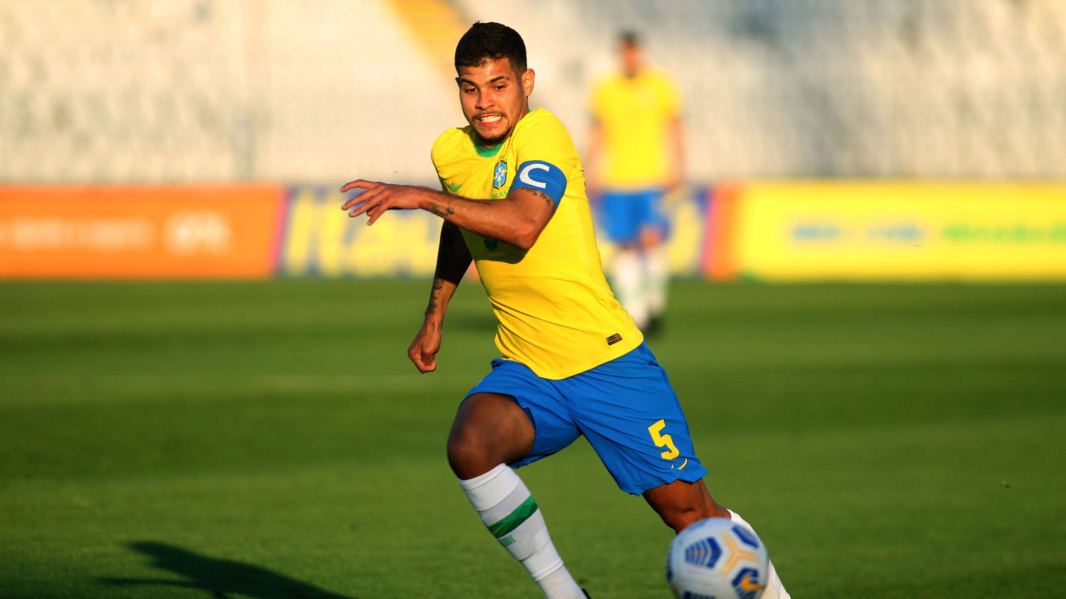 
                <strong>Mittelfeld: Bruno Guimaraes (Olympique Lyon)</strong><br>
                Ein weitere Waffe im Zentrum. Der 23-Jährige spielt erst seit vergangenem Jahr in Europa, kam aus Brasilien für 20 Millionen Euro nach Lyon. "OL" belegte in der vergangenen Saison den vierten Platz, Guimaraes spielte dabei eine wichtige Rolle und kam in 33 Spielen zum Einsatz. Zwischendurch wurde auch er mit einem Wechsel zu größeren englischen Klubs in Verbindung gebracht. Vielleicht hilft auch bei ihm Olympia, um weiteres Interesse zu generieren.
              