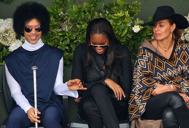 
                <strong>Prince - Popstar sucht Abwechslung</strong><br>
                Auch ein Popstar braucht mal neue Eindrücke. Prince schaute deshalb mit seinem Anhang bei den French Open vorbei und sah das Match zwischen Rafael Nadal und Dusan Lajovic. Der Spanier fegte den Serben in drei Sätzen vom Platz.
              