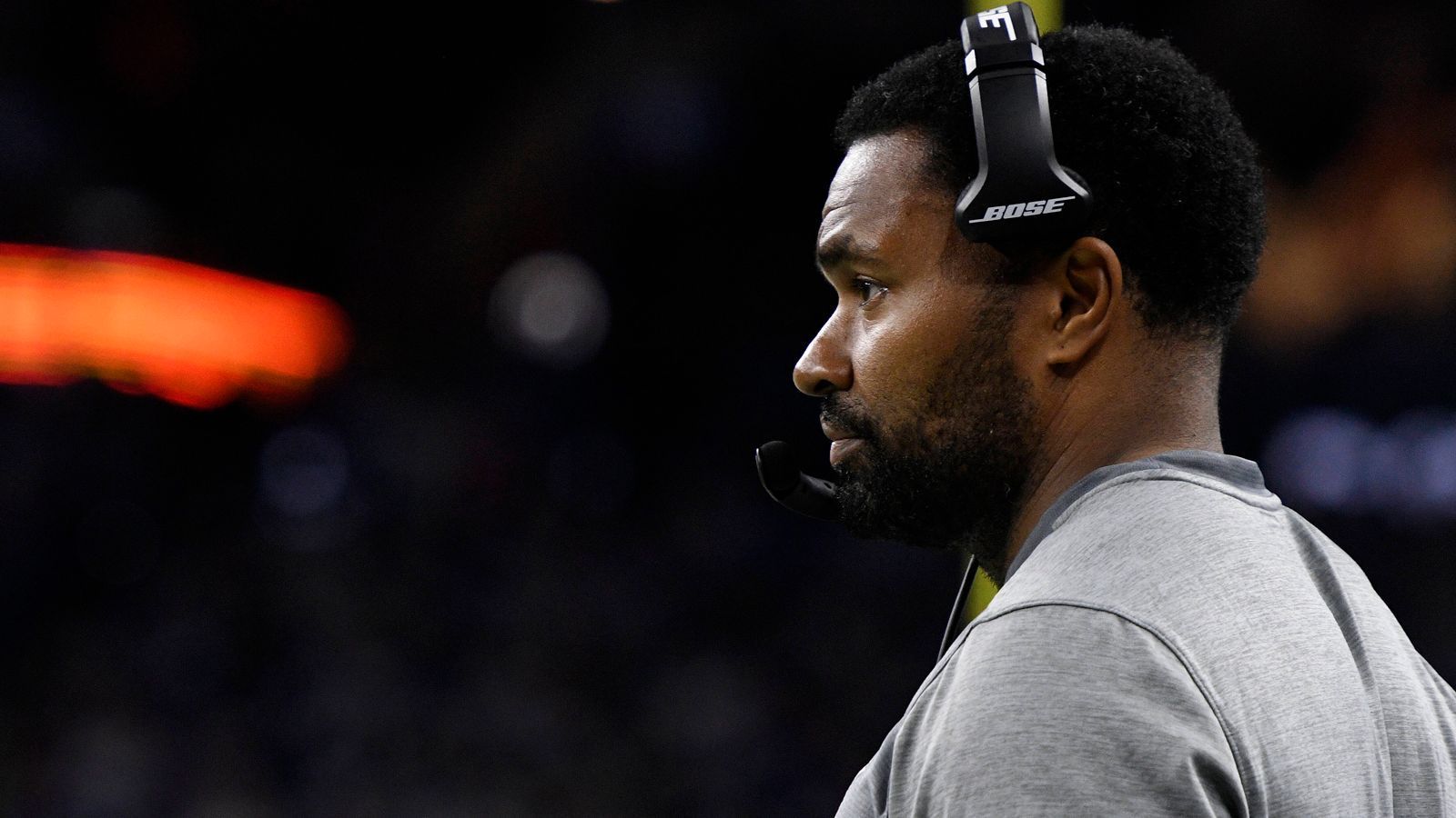 
                <strong>Jerod Mayo (Linebacker Coach, New England Patriots)</strong><br>
                Ist Jerod Mayo nach Beispielen wie Brian Flores oder Matt Patricia der nächste Assistenztrainer der New England Patriots, der eine Chance als Head Coach eines anderen NFL-Teams bekommt? Laut Informationen von "ESPN"-Experte Adam Schefter baten die Denver Broncos bereits die Patriots darum, ein Job-Interview mit Mayo zu führen. Mayo hat von 2008 bis 2015 für New England gespielt und gehört seit 2019 dem Trainerteam an.
              