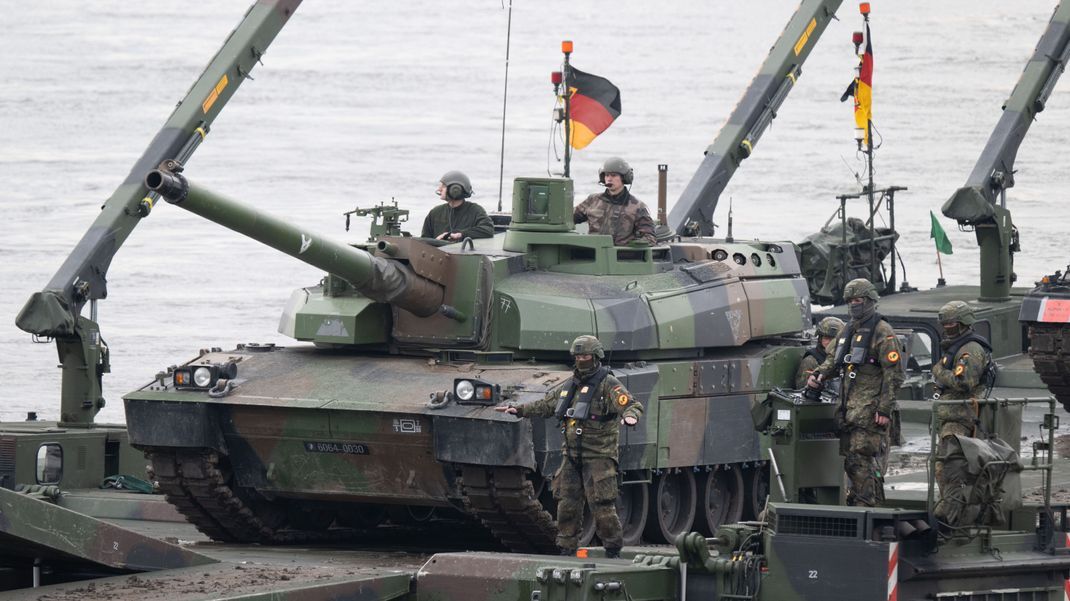 Bundeswehr-Soldaten nehmen an einer gemeinsamen Militärübung mit Streitkräften aus mehreren Nato-Ländern auf der Weichsel teil. Über den aktuellen Zustand der Bundeswehr gibt der Bericht der Wehrbeauftragen Aufschluss.