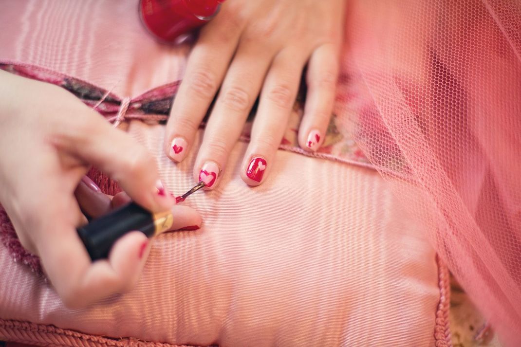 Herzen sind DAS Motiv zum Valentinstag – und dürfen bei Ihrem Nageldesign zum Tag der Liebe nicht fehlen.