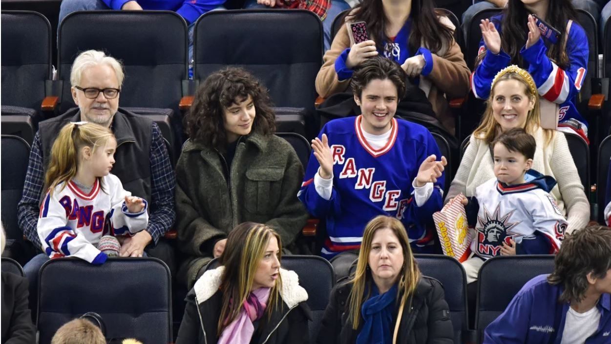 <strong>Tim Robbins</strong><br>
                Schauspieler Tim Robbins wuchs in New York auf und spielte nach eigenen Angaben bereits als Kind auf Rollerskates Hockey auf den Straßen Manhattans. Fürs Eis reichte es zumindest soweit, dass er gelegentlich mal bei den New York Rangers mittrainieren durfte. Sonst feuert er seit Jahren sein Lieblingsteam von der Tribüne aus an. Sein Lieblings-Eishockeyfilm soll "The Rocket - Maurice Richard" sein, in dem auch der ehemalige Rangers-Spieler Sean Avery eine kleine Rolle hatte.
