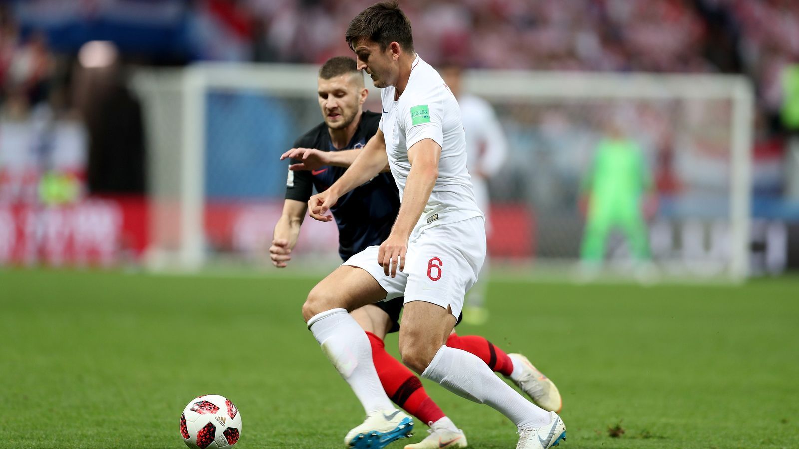 
                <strong>Harry Maguire (England)</strong><br>
                Wie schon gegen Schweden ein ständiger Unruheherd bei offensiven Ecken. Hinten macht er mit allem, was laufen kann, auch mit dem bulligen Rebic, kurzen Prozess. Nach dem 1:1 der englische Fels in der Brandung. Es ist nicht ersichtlich, ob er beim 1:2 in der Verlängerung Vordermann Stones ein Kommando gibt, dass da Mandzulic lauert. Wenn nicht, geht der Treffer auch auf seine Kappe. ran-Note: 3
              