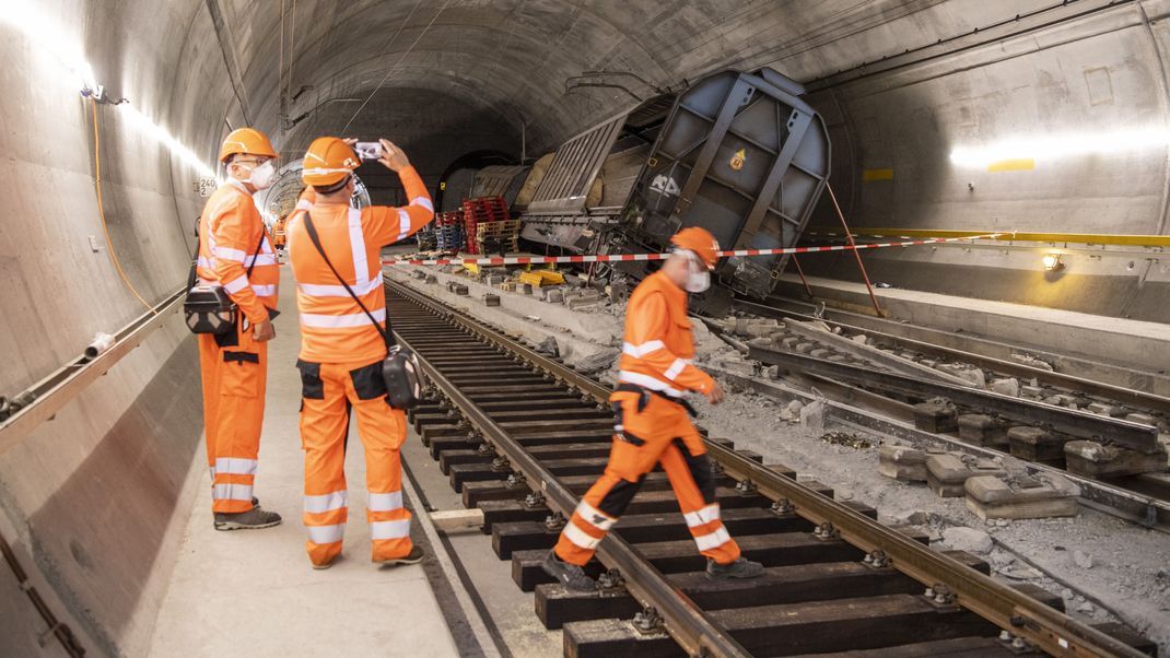 Der im August verunglückte Güterzug im Gotthard Basistunnel - der Unfall sorgt weiterhin für Sperrungen.