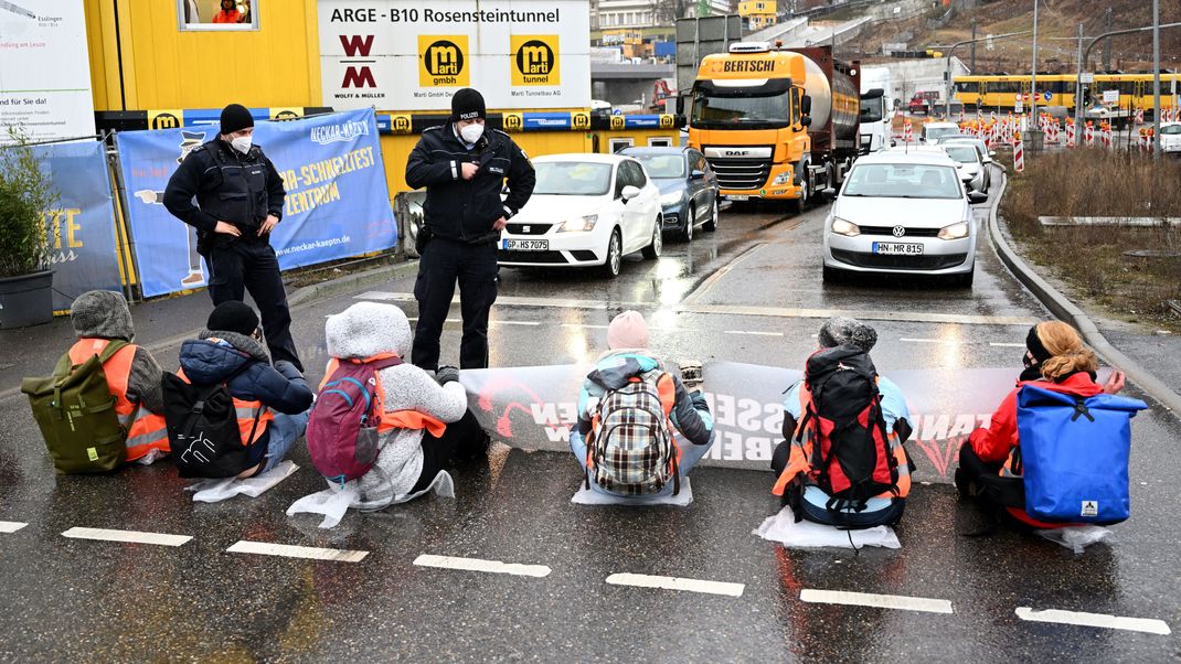 Klima-Aktivisten blockieren eine Straße in Stuttgart.