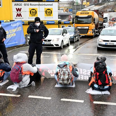 Klima-Aktivisten blockieren eine Straße in Stuttgart.