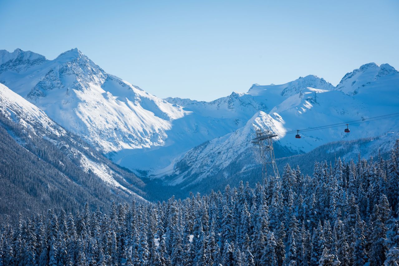 Whistler-Blackcomb: Skifahrern und Snowboardern steht mehr Terrain zur Verfügung als überall sonst auf dem Kontinent. Der Whistler Mountain und der Blackcomb Peak sind durch die "Peak 2 Peak Gondola" verbunden. Und ja, Sommerskilauf ist möglich. Ein Muss: Nach dem Tag auf der Piste in eine der Après-Ski-Bars einkehren. Schon auf der Fahrt nach Whistler übrigens wird's spektakulär: Von Vancouver geht es über den "Sea-to-Sky-Hi