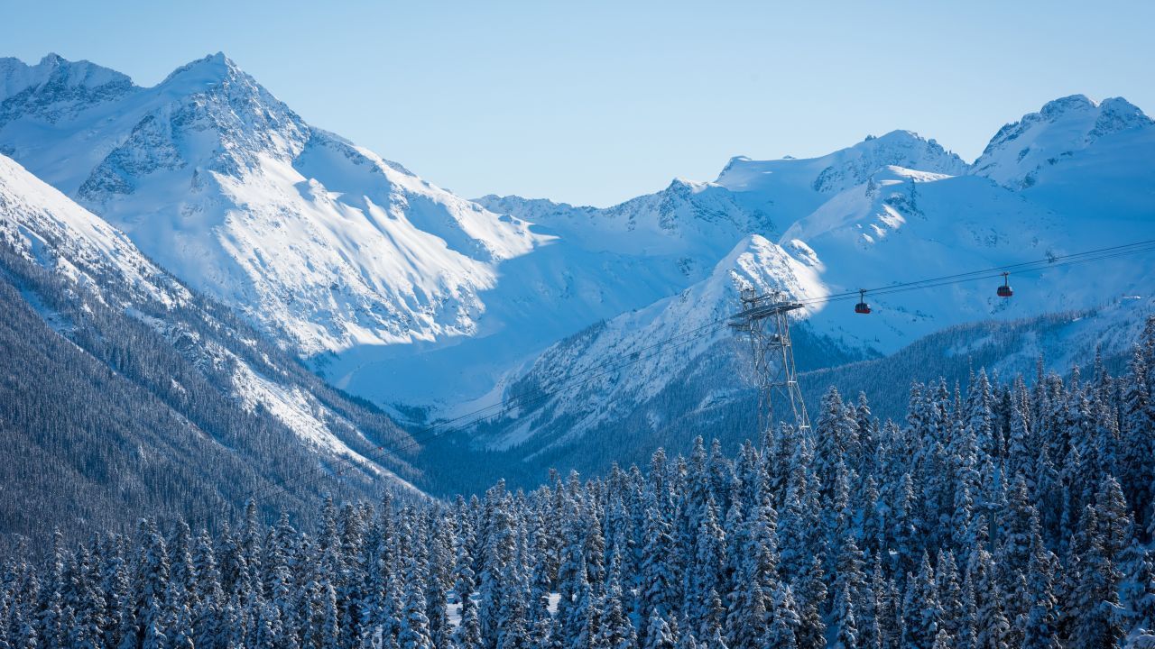 Whistler-Blackcomb: Skifahrern und Snowboardern steht mehr Terrain zur Verfügung als überall sonst auf dem Kontinent. Der Whistler Mountain und der Blackcomb Peak sind durch die "Peak 2 Peak Gondola" verbunden. Und ja, Sommerskilauf ist möglich.