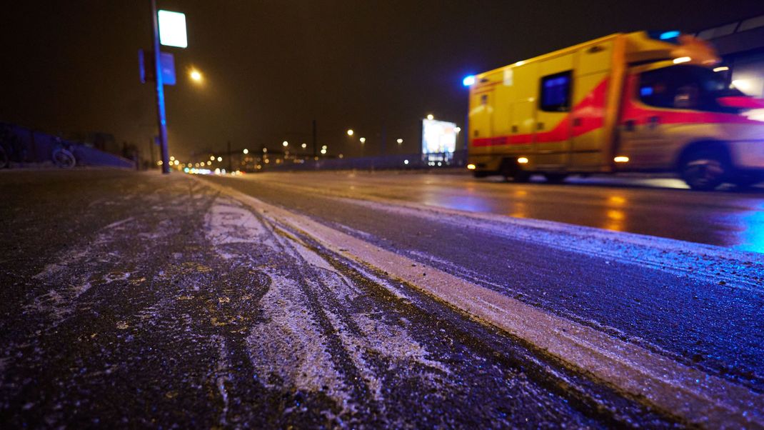 Auf den Straßen in Berlin und Brandenburg hat sich gefährliche Eisglätte gebildet. Die Feuerwehren waren verstärkt im Einsatz. 