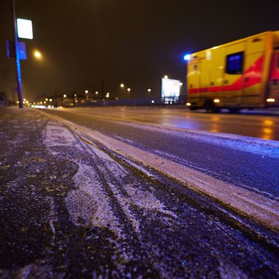 Auf den Straßen in Berlin und Brandenburg hat sich gefährliche Eisglätte gebildet. Die Feuerwehren waren verstärkt im Einsatz. 