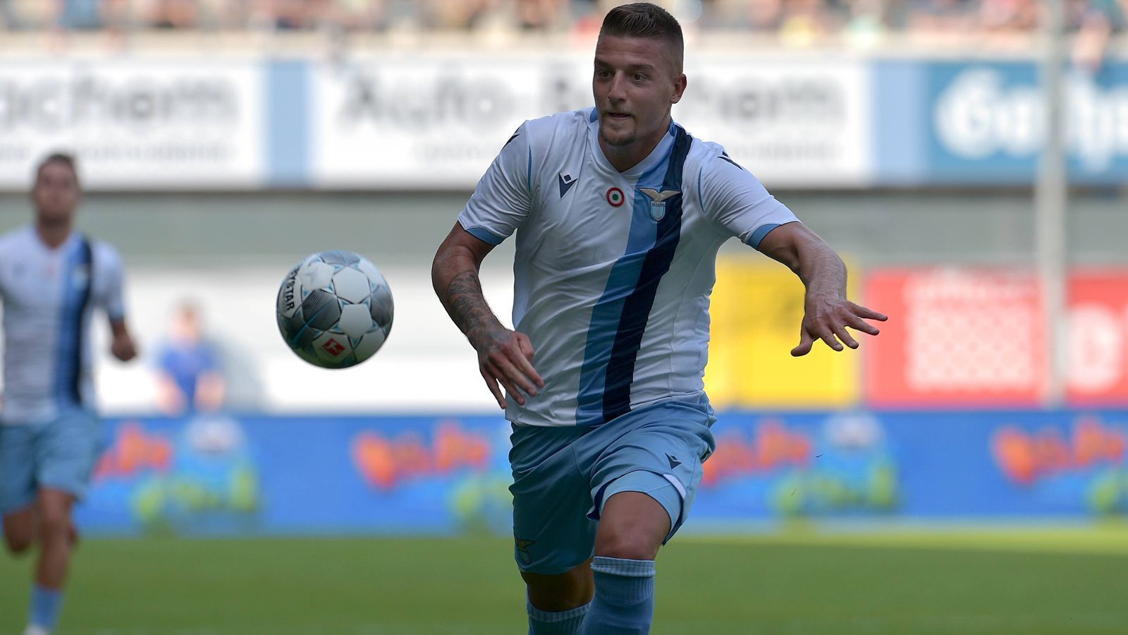 
                <strong>Lazio Rom </strong><br>
                Trainer Simone Inzaghi geht in seine vierte Saison als Trainer von Lazio Rom. Der Top-Star der Mannschaft ist Mittelfeldspieler Sergej Milinkovic-Savic (Foto), der im vergangenen Jahr seinen Vertrag erst bis Sommer 2023 verlängert hat. Der Transferhaushalt ist einigermaßen ausgeglichen. 37,4 Millionen Euro wurden für neue Spieler bezahlt, 34 Millionen durch Spielerabgänge eingenommen. Die teuersten Verpflichtungen sind Mittelfeldspieler Manuel Lazzari, der für 11 Millionen Euro Ablöse von SPAL kam und Innenverteidiger Denis Vavro, der die Laziali 10,5 Millionen Euro kostete und zuvor beim FC Kopenhagen spielte.
              