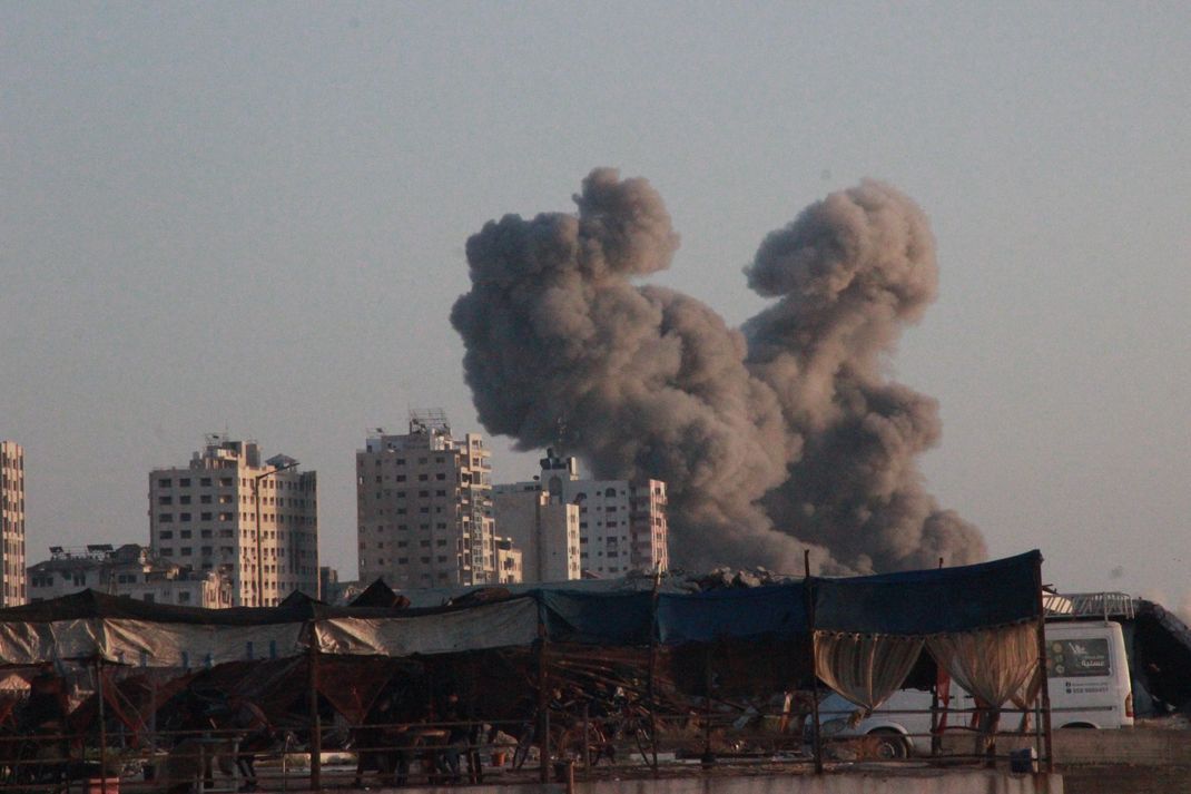 24. Juni: Rauch steigt nach einem israelischen Luftangriff aus einem Gebäude auf.