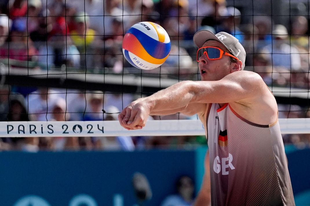 Knappes Duell im Sand der deutschen Beachvolelyballer.