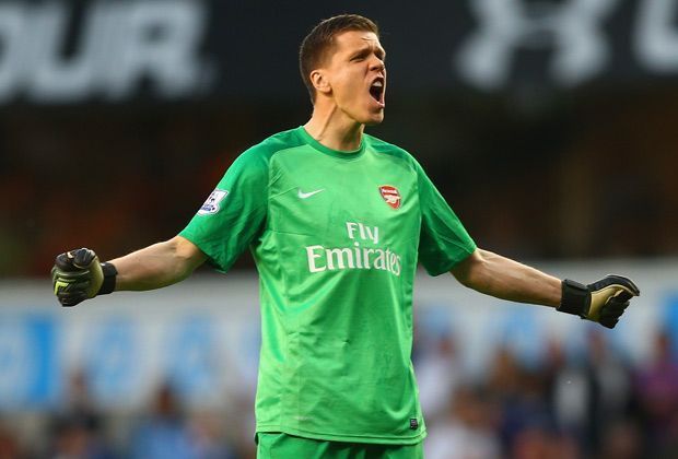 
                <strong>Tor: Wojciech Szczesny (24 Jahre, Polen, FC Arsenal)</strong><br>
                Mit 41 Gegentreffern stellt der FC Arsenal zwar "nur" die viertbeste Defensive, doch Keeper Wojciech Szczesny liegt in der Gunst der Fans vorne. Der polnische Nationaltorwart bekommt 32 Prozent der Stimmen und setzt sich knapp vor Chelseas Petr Cech (29 Prozent) durch.
              