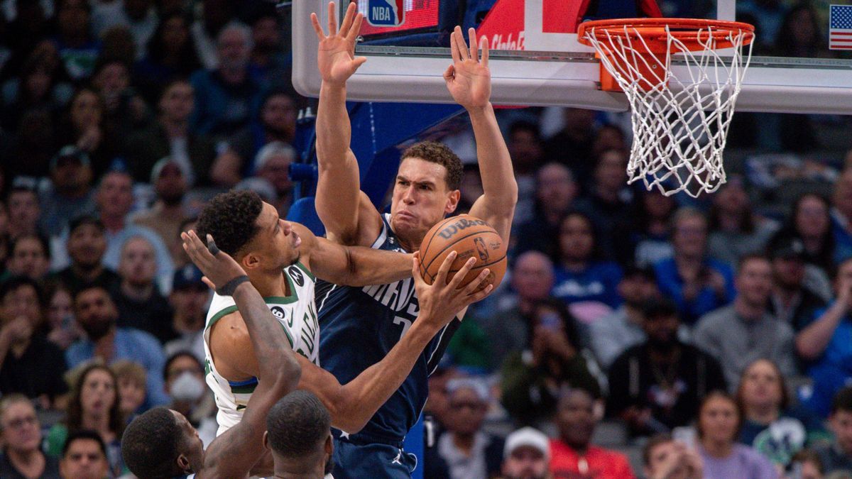 NBA, Basketball Herren, USA Milwaukee Bucks at Dallas Mavericks Dec 9, 2022; Dallas, Texas, USA; Milwaukee Bucks forward Giannis Antetokounmpo (34) drives to the basket against Dallas Mavericks cen...