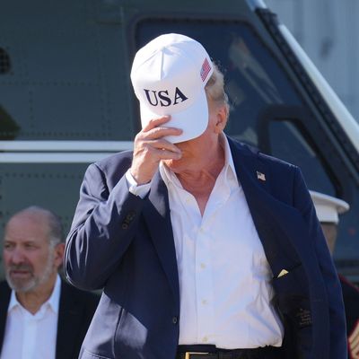 Nach der Flut-Katastrophe in Texas mit rund 80 Toten gibt US-Präsident Trump der Biden-Vorgängerregierung die Schuld an zu späten Warnungen. 