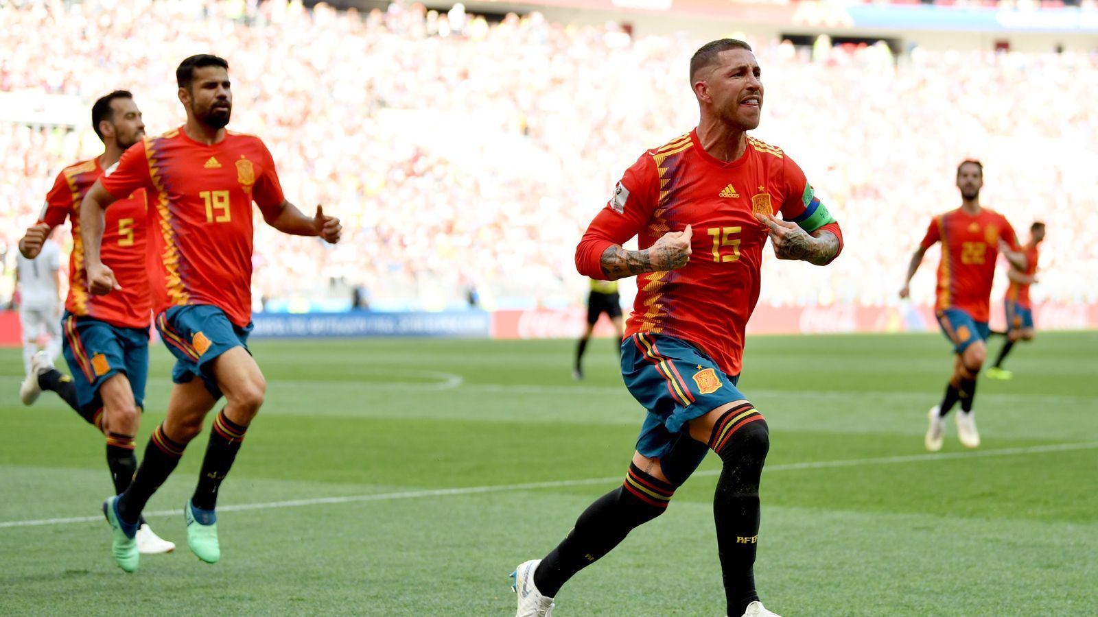 
                <strong>So krass feiert Ramos das russische Eigentor</strong><br>
                Der Ball ist drin, Ramos steht auf und setzt zum Sprint an. "Ich war's! Ich war's!", zeigt er an. Warst du aber gar nicht!
              