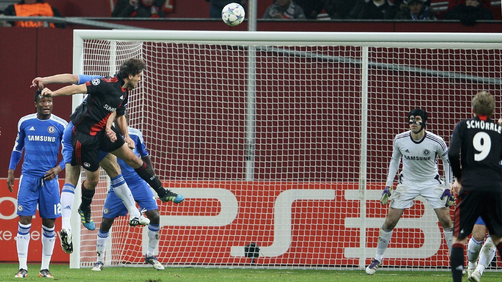 
                <strong>CL-Gruppenphase: BAYER LEVERKUSEN - FC Chelsea 2:1 (23. November 2011)</strong><br>
                An Dramatik kaum zu überbieten: Nach zwei strittigen Elfmeterentscheidungen zu Gunsten von Bayer 04 gelang Manuel Friedrich doch noch der Siegtreffer in der Nachspielzeit - per Kopf, nach einer Ecke. Bayer zog ins Achtelfinale ein und feierte einen seiner denkwürdigsten Auftritte auf der europäischen Bühne.
              