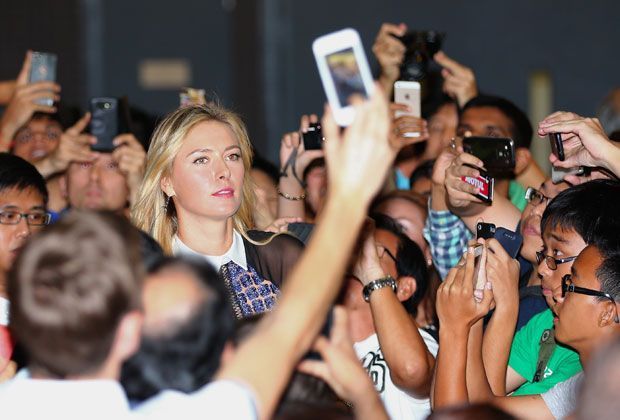 
                <strong>Maria im Blitzlicht-Gewitter</strong><br>
                Vor allem die schöne Russin Maria Scharapowa bekommt in Singapur enorme Aufmerksamkeit. Egal wo sie geht und steht, wird sie von den Tennis-Fans fotografiert.
              